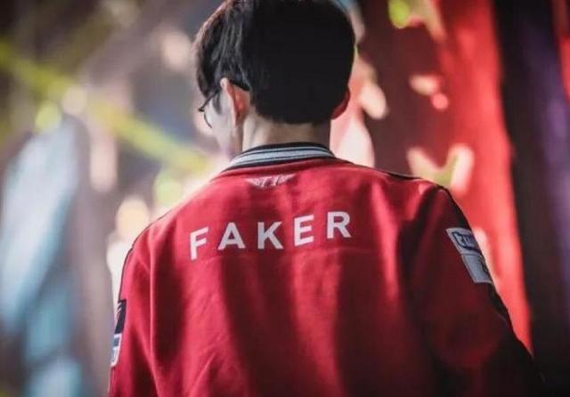 Rekkles分享做客LEC解说席照片：纯白发型，大黑臂注目