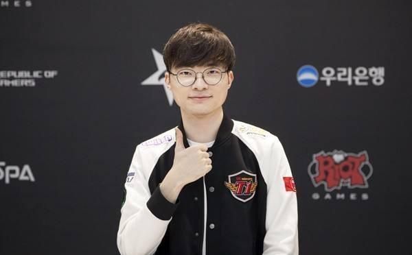 LGD Gaming 正式发布了玩家祝福视频：蛇年已经到来， Dragon 和 Phoenix 是吉祥的。