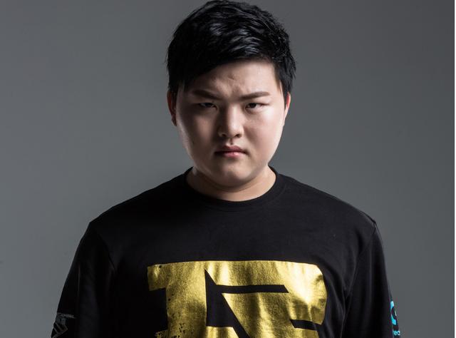 Ropz在赛车赛道上撞毁保时捷