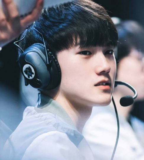 夏洛特的Qiyana与星火岩鸟配合得很好， Oh My God 操作完美，赢得了第一场比赛