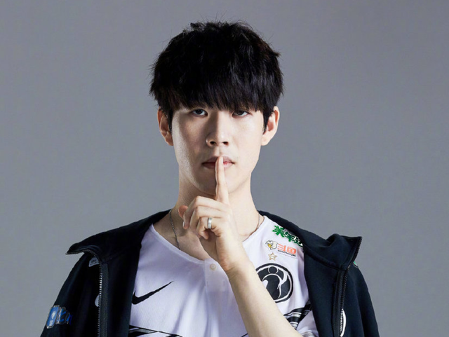 英雄联盟官方公布首位名人堂选手：欢迎Faker进入名人堂